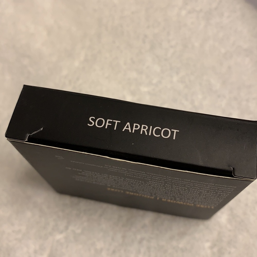 Laritzy Cosmetics Luxe Powder Pressed Blush in Soft Apricot - Picture 4 of 5
